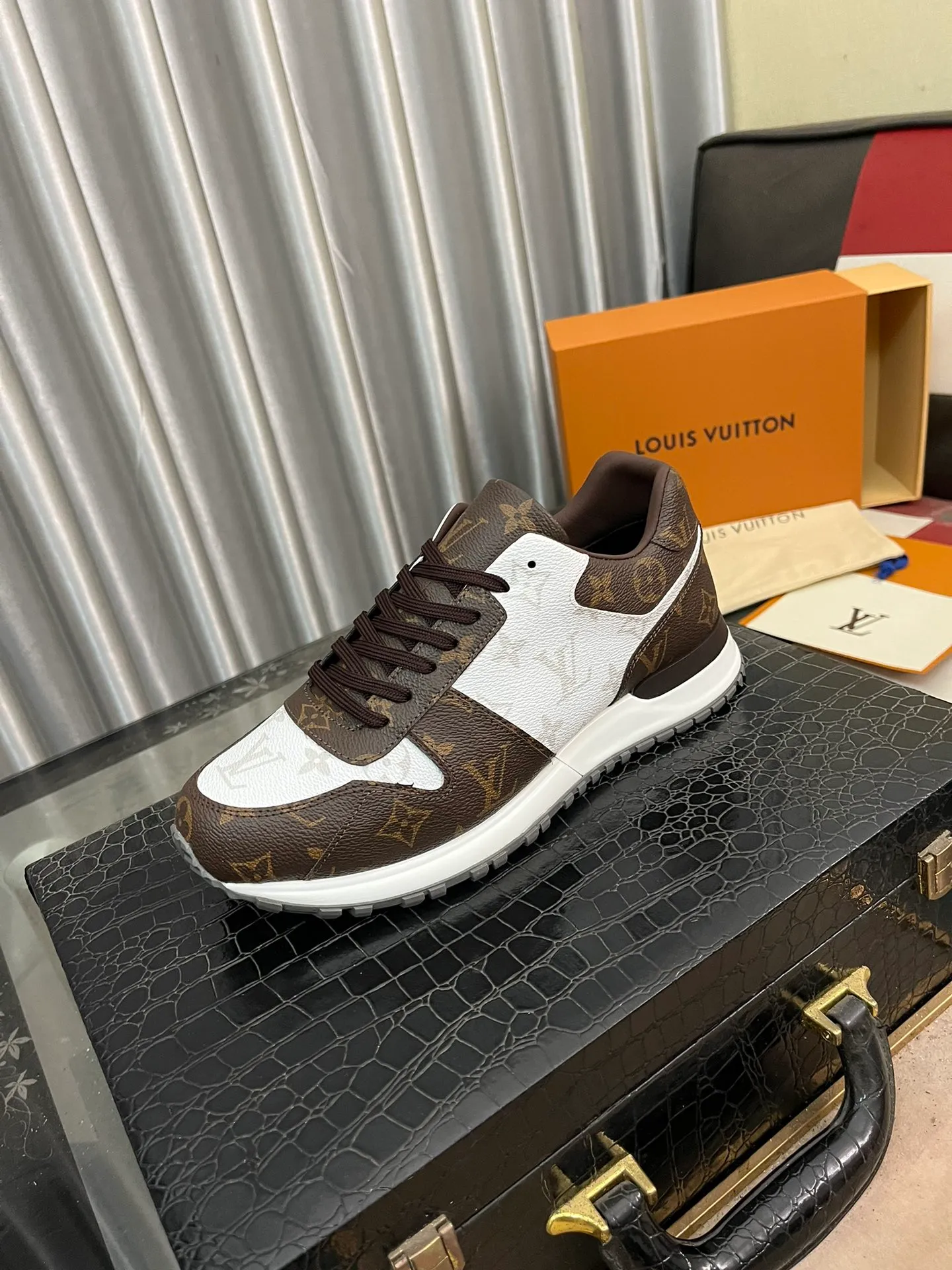 Men's shoes 💰540⌚️⌚️LV Louis Vuitton. The latest fashionable casual shoes are popular in physical stores. New spring and summer comfortable imported custom original cowhide, unique jacquard fabric element design. With sheepskin lining, Lv original base, [sun][sun] high-end packaging and high quality💪Details determine quality, code number 38-44